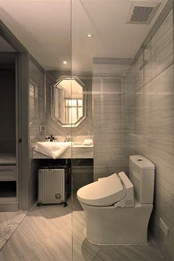 Bathroom 18