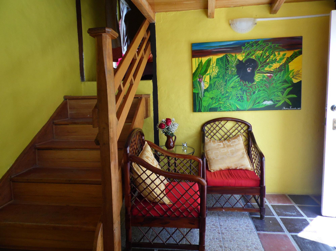 Public Area 3, La Casa Amarilla, Baños
