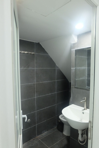 Bathroom, Nha Beach House, Da Nang