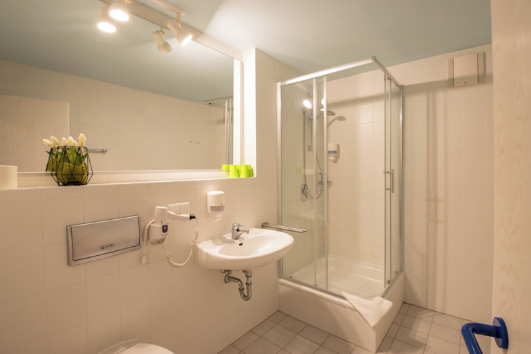 Bathroom 5, Erzgebirgshotel Freiberger Höhe, Mittelsachsen