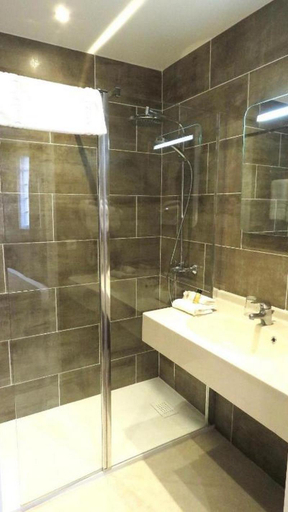 Bathroom 4, Grand Hotel de L'Esperance, Calvados
