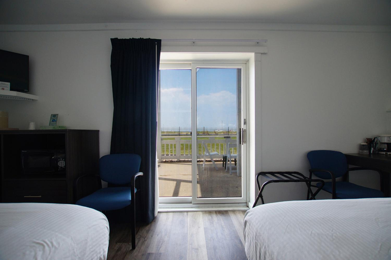 Bedroom 3, Snyders Shoreline Inn, Lake Michigan
