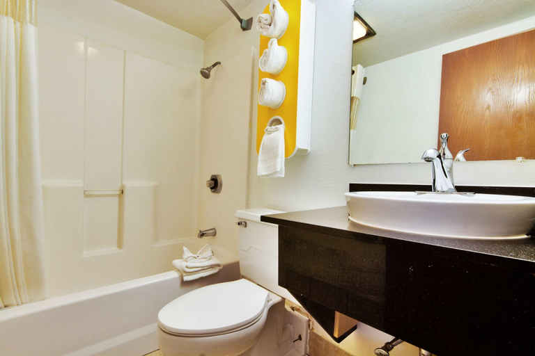 Bathroom 4, Motel 6 Dallas - Fair Park 4616, Dallas