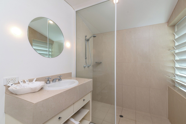 Bathroom 4, Verandahs, Douglas