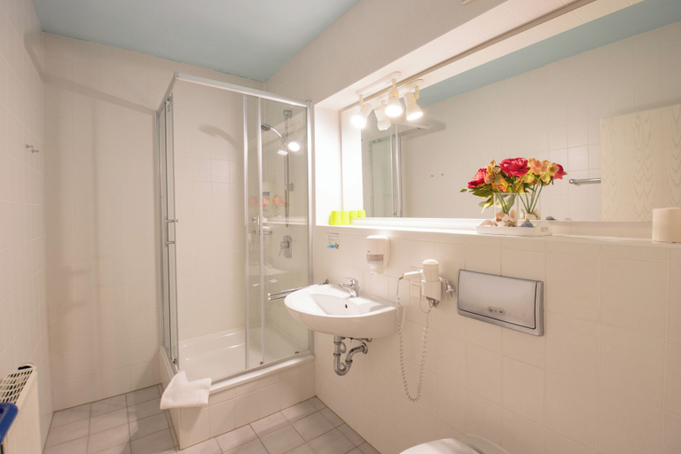 Bathroom 5, Erzgebirgshotel Freiberger Höhe, Mittelsachsen