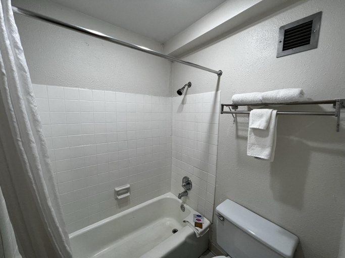 Bathroom 5, Studio 6 Fort Worth, TX Downtown East, Fort Worth