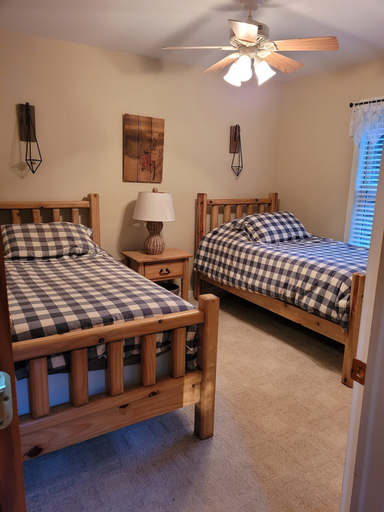 Bedroom 3, Luck Charlie Lodge, Sawyer
