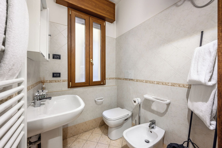 Bathroom 2, Emilia Studios 4, Modena
