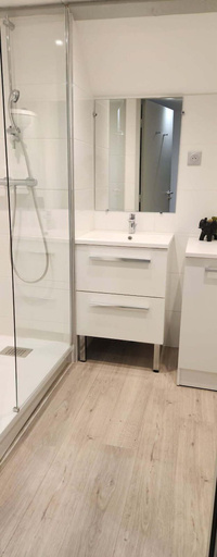Bathroom 4, Break Hotel, Cher