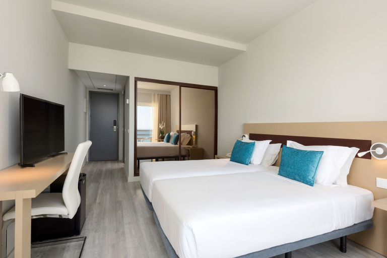 Bedroom 3, TRYP by Wyndham Lisboa Caparica Mar, Almada