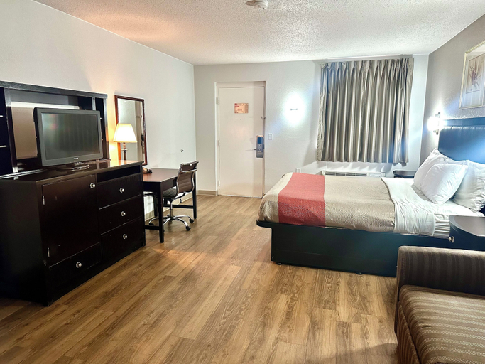 Bedroom 3, Red Carpet Inn Norwalk, Fairfield
