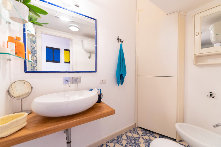 Bathroom 3, Casa Peppenella, Salerno