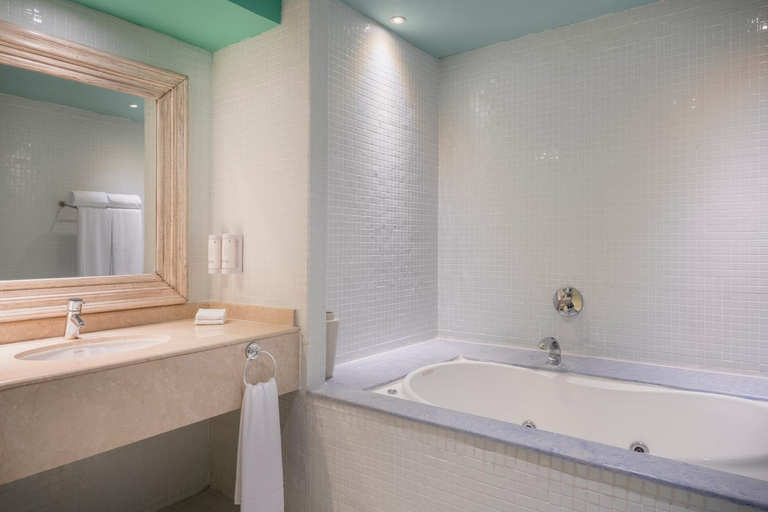Bathroom 5, Iberostar Waves Rose Hall Beach - All Inclusive