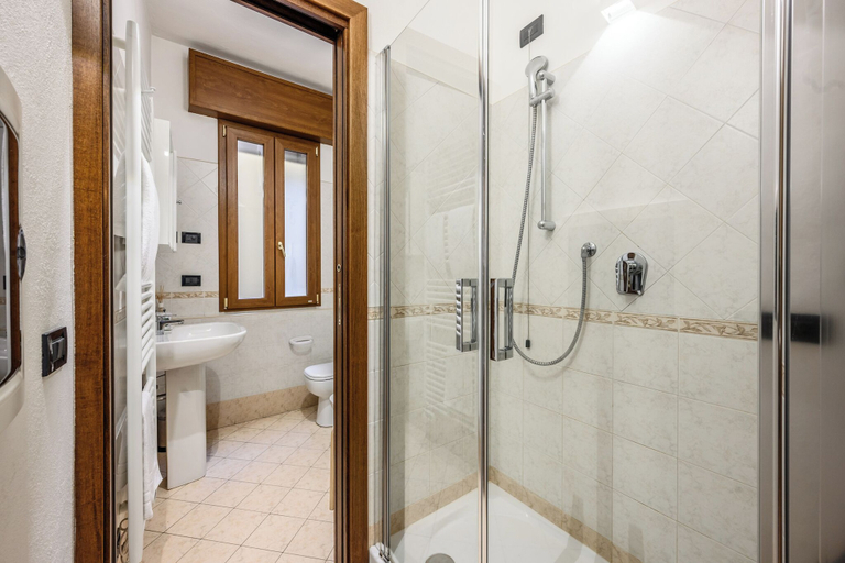 Bathroom 5, Emilia Studios 4, Modena