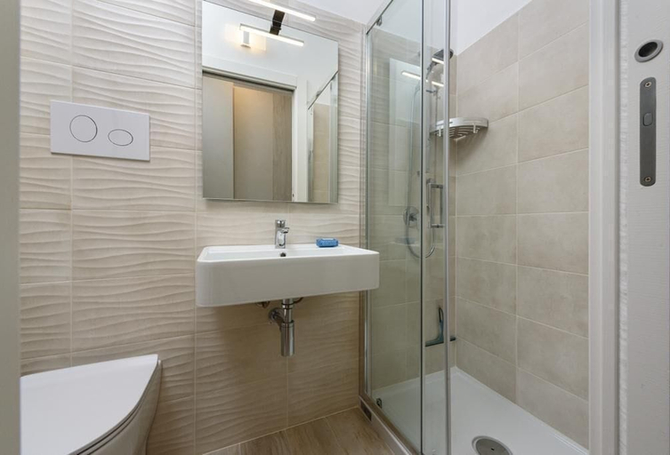 Bathroom 3, Bedda Luna Apartments, Trapani