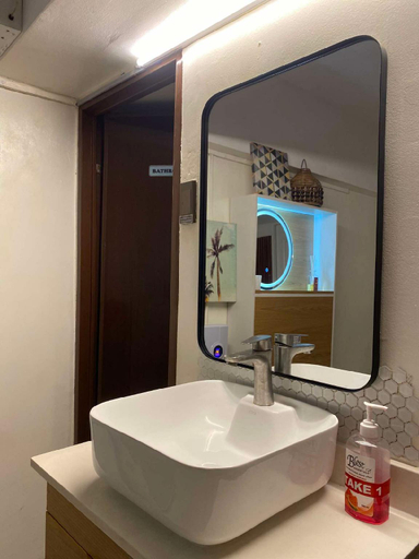 Bathroom 4, CHE AND JAMES Female Guest House, Cebu City