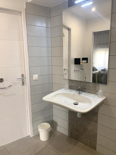 Bathroom 4, Hôtel Saint-Georges, face à la mer, Pyrénées-Orientales
