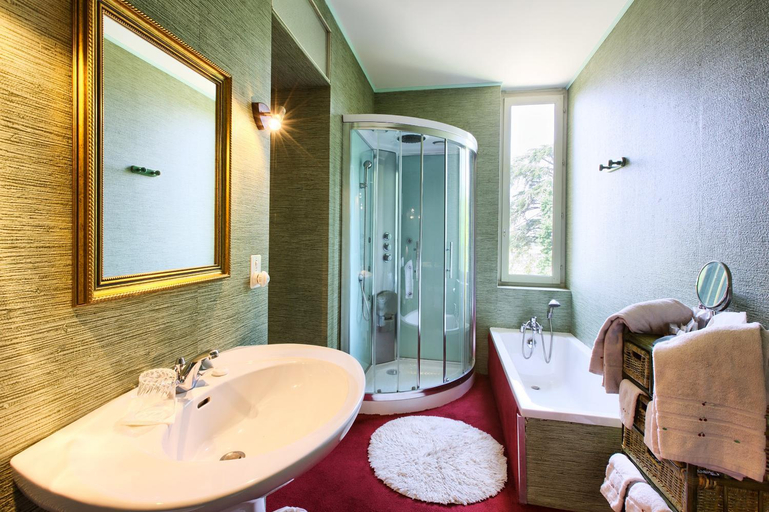 Bathroom 2, Chateau Camperos - Chambres d'hotes - B&B, Gironde