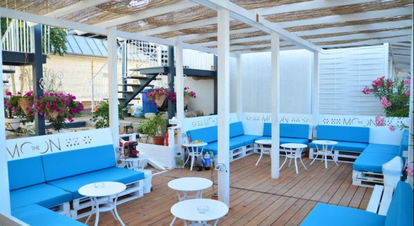 Food & Drinks, The Moon Villas, Limanu