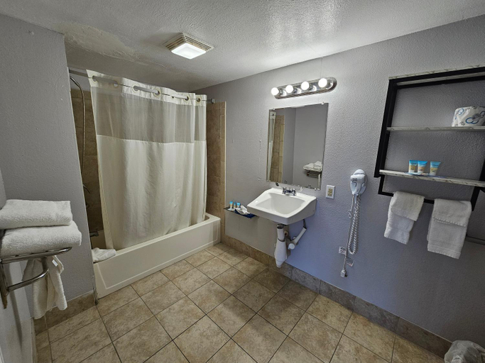 Bathroom 4, Rodeway Inn Chincoteague, Accomack