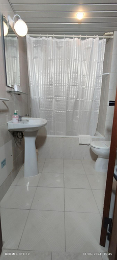 Bathroom 4, Alnacir, Faro