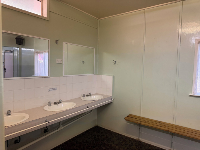 Bathroom 4, Hay Caravan Park, Hay
