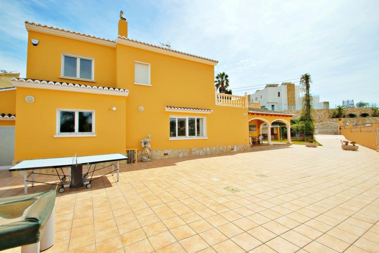 Exterior & Views