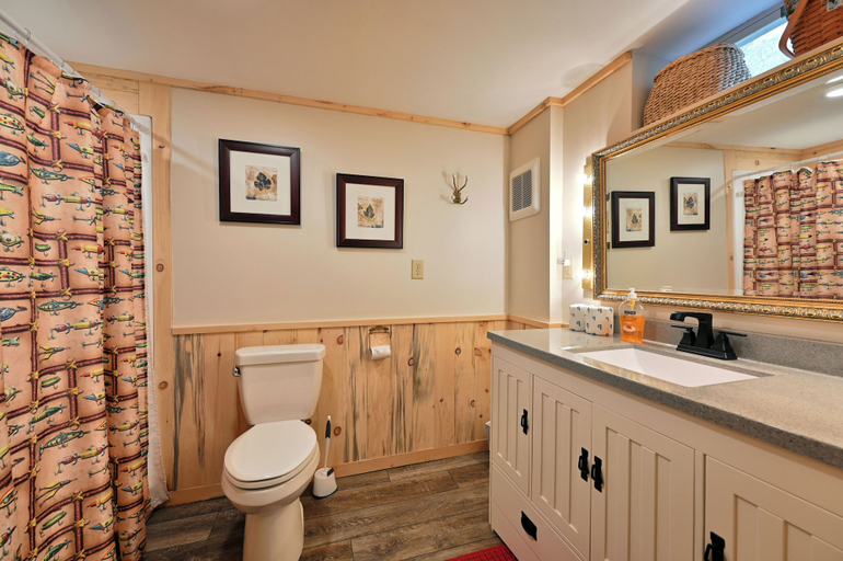 Bathroom 2, Birch Haven, Ashland