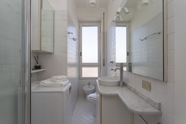 Bathroom 4, Skyline view Biancamano 1 bdr with balcony by Rentopolis, Milano