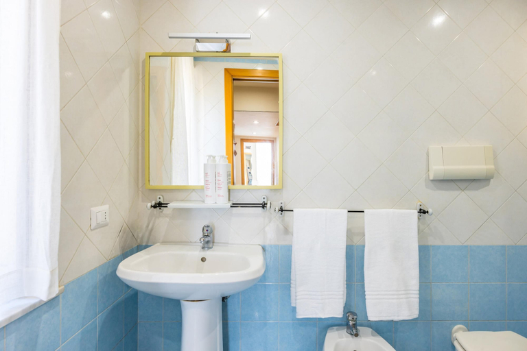 Bathroom 5, Vomero Duplex Apartment, Napoli