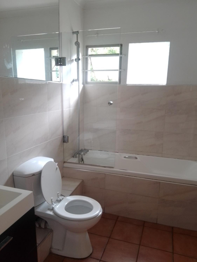 Bathroom 3, Laletsa Lodge, eThekwini