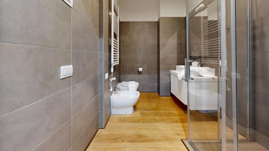 Bathroom 3, Central & Modern Porta Vittoria-Duomo apartments by Rentopolis, Milano