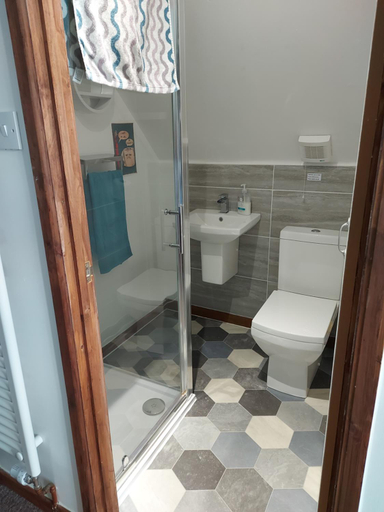 Bathroom 3, Chezzas Homestay, Poole
