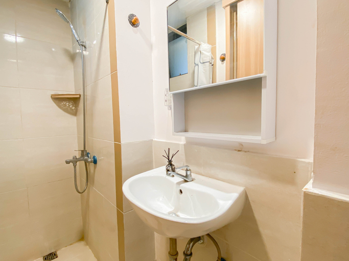Bathroom 5, Comfy Stay 2BR at Meikarta Apartment By Travelio, Cikarang