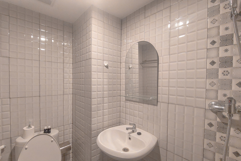 Bathroom 5, Best Deal Studio at De Prima Apartment By Travelio, Medan