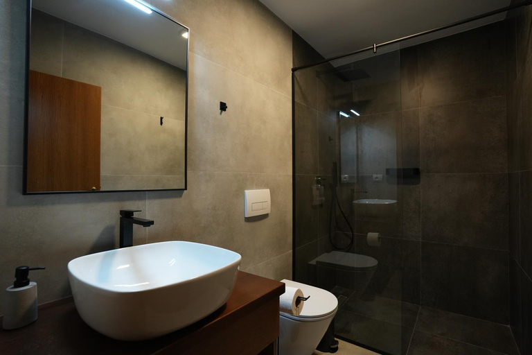 Shower 4, Castlefront Villa, Gjirokastrës