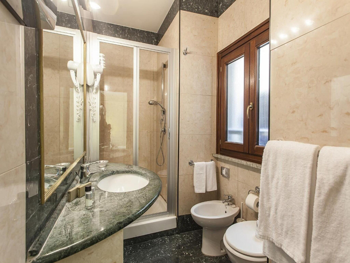 Bathroom 4, Hotel Regina Giovanna, Rome