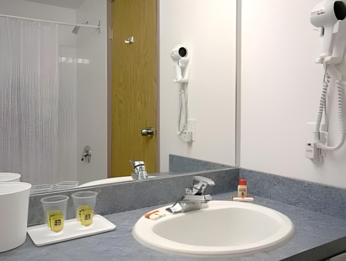 Bathroom 4, The Kanata Inns Invermere, East Kootenay