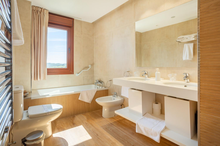 Bathroom 3, Hotel La Colina, Asturias