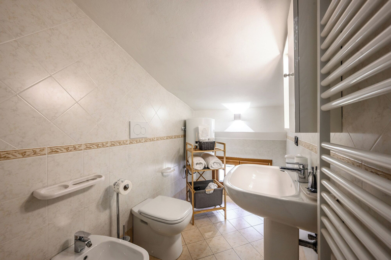 Bathroom 5, Emilia Studios 7, Modena