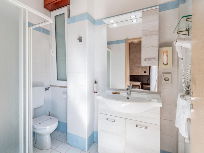 Bathroom 3, Hotel Gabrini, Massa Carrara