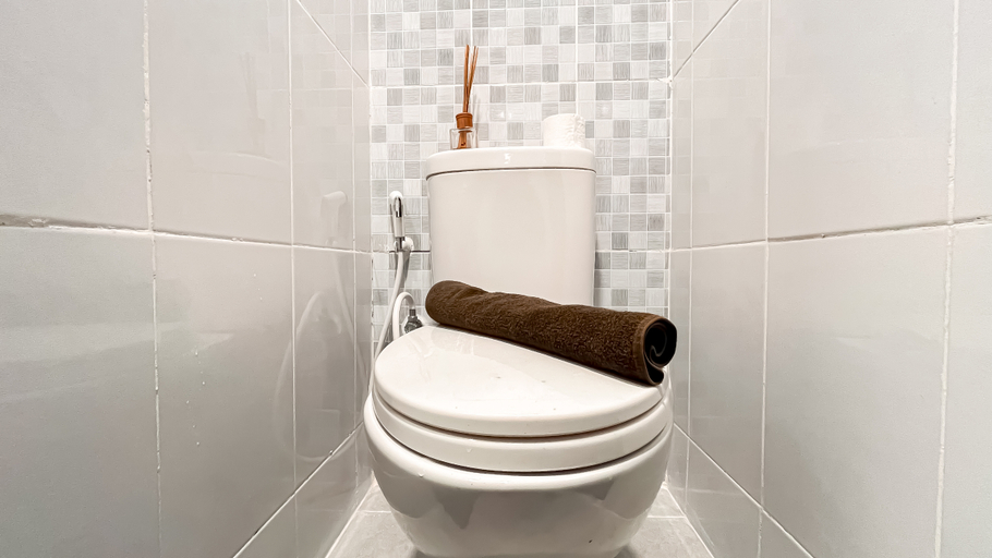 Bathroom 5, Relaxing and Stylish Studio at Tokyo Riverside PIK 2 Apartment By Travelio, Tangerang