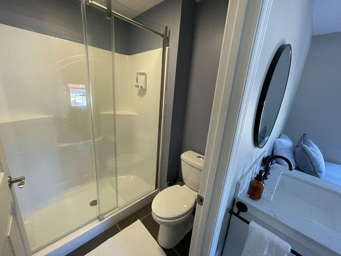 Bathroom 4, Talkin Tackle Outfitter and Lodge, Hamilton
