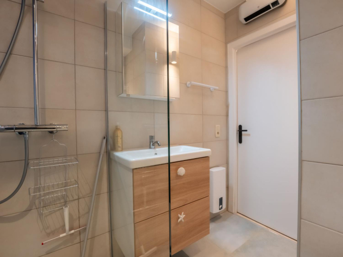 Bathroom 3, Studio Pacific with parking and sea view by Interhome, West-Vlaanderen