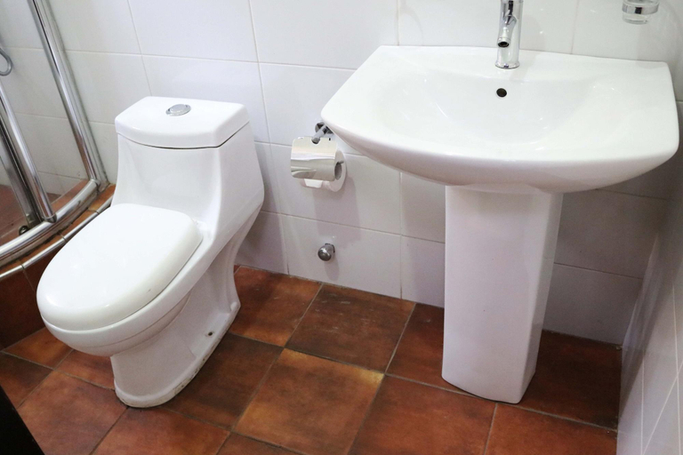 Bathroom 3, Afrokan Hotel & Spa, Tema