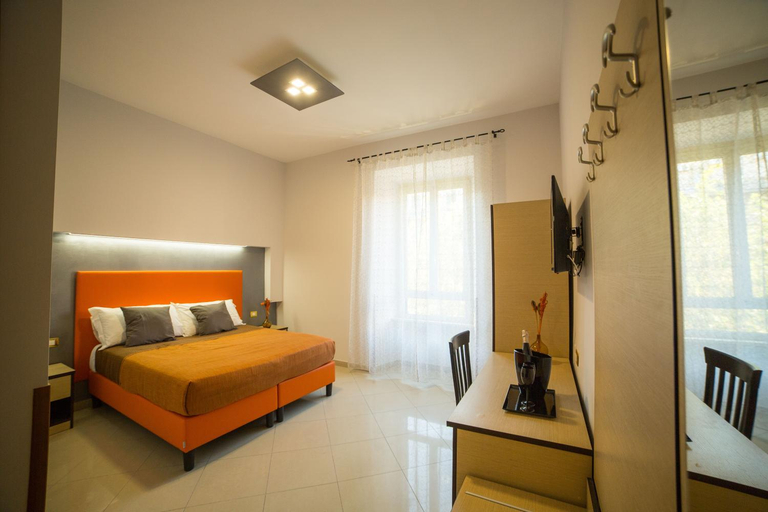 Bedroom 2, All Seasons, Rome