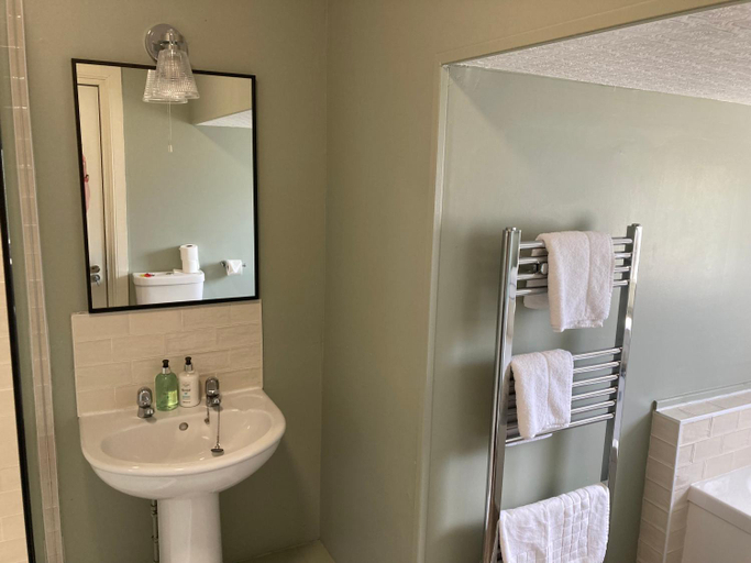 Bathroom 4, Tullie Inn, West Dunbartonshire