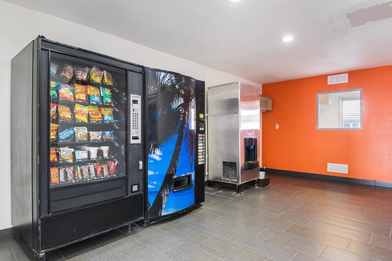 Food & Drinks 5, Motel 6 Lost Hills, CA, Kern