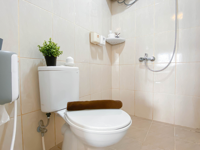 Bathroom 5, Comfy Studio Room at Podomoro Golf View Apartment By Travelio, Bogor