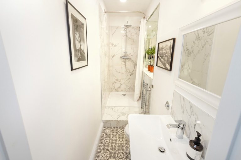 Bathroom 4, Spacious 2-Bedroom Ground Floor Flat, Edinburgh
